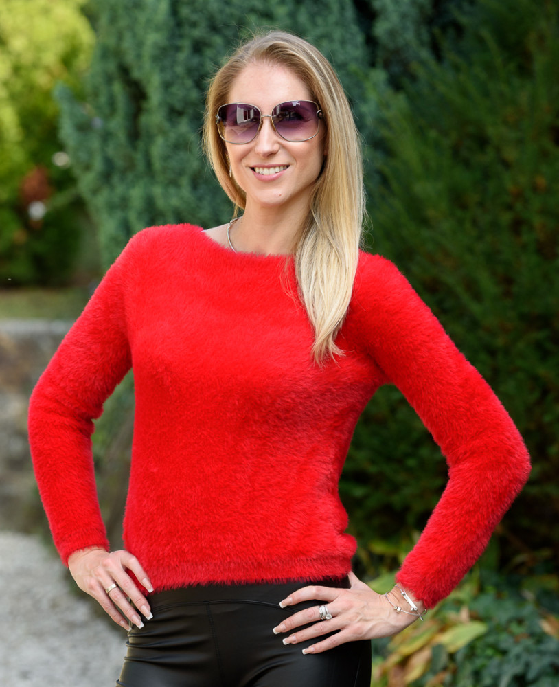 Szőrös piros pulóver (S-M)